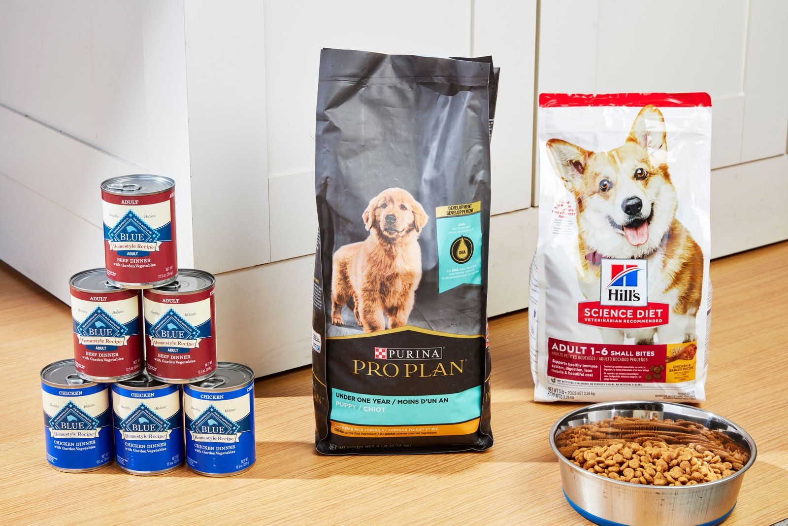 A calendar and measuring cup represent the timeline for transitioning dog food.